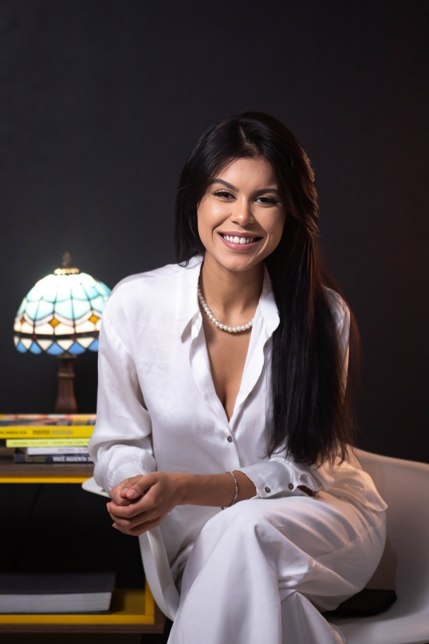 Psicóloga Nataly Nunes sorrindo